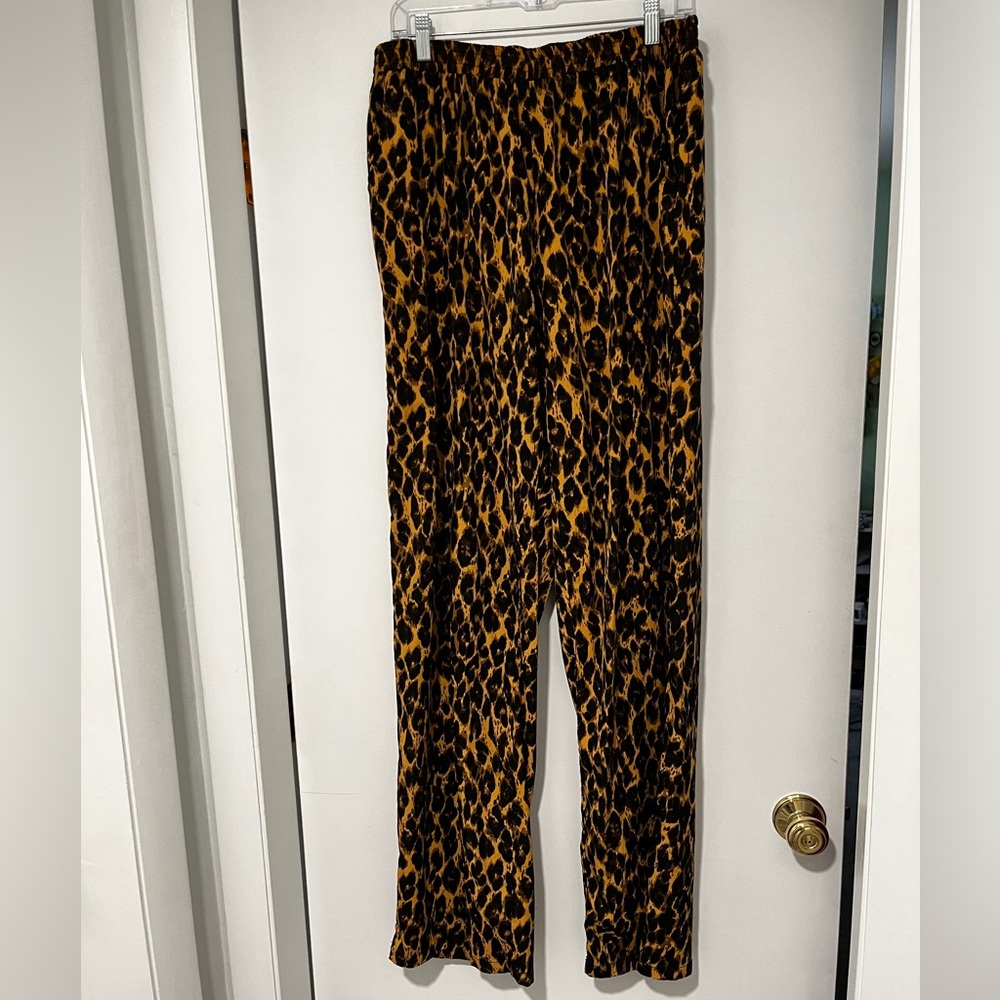 Tall length, Stretch waistband wide leg, lightweight leopard print pants Size 14